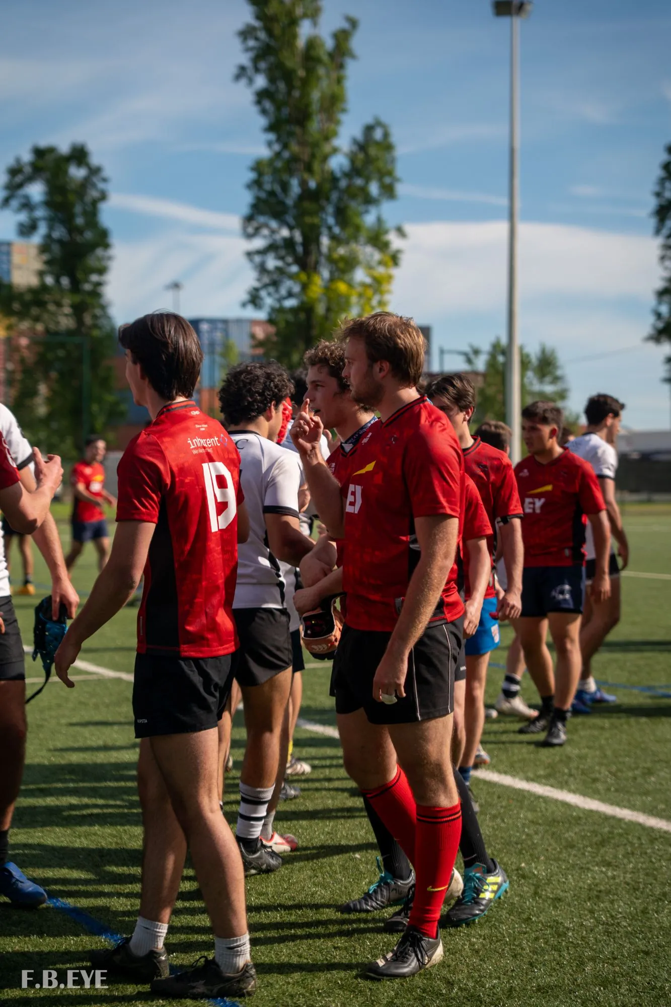 Les joueurs se serrent la main à la fin d'un match