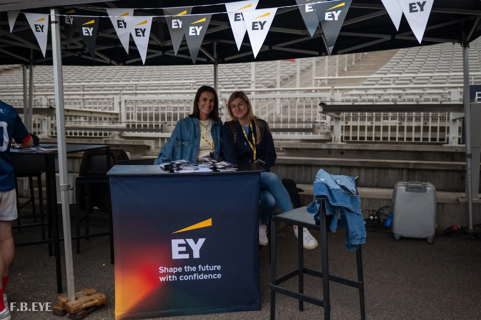Collaboratrices EY sur leur stand au Village Entreprise