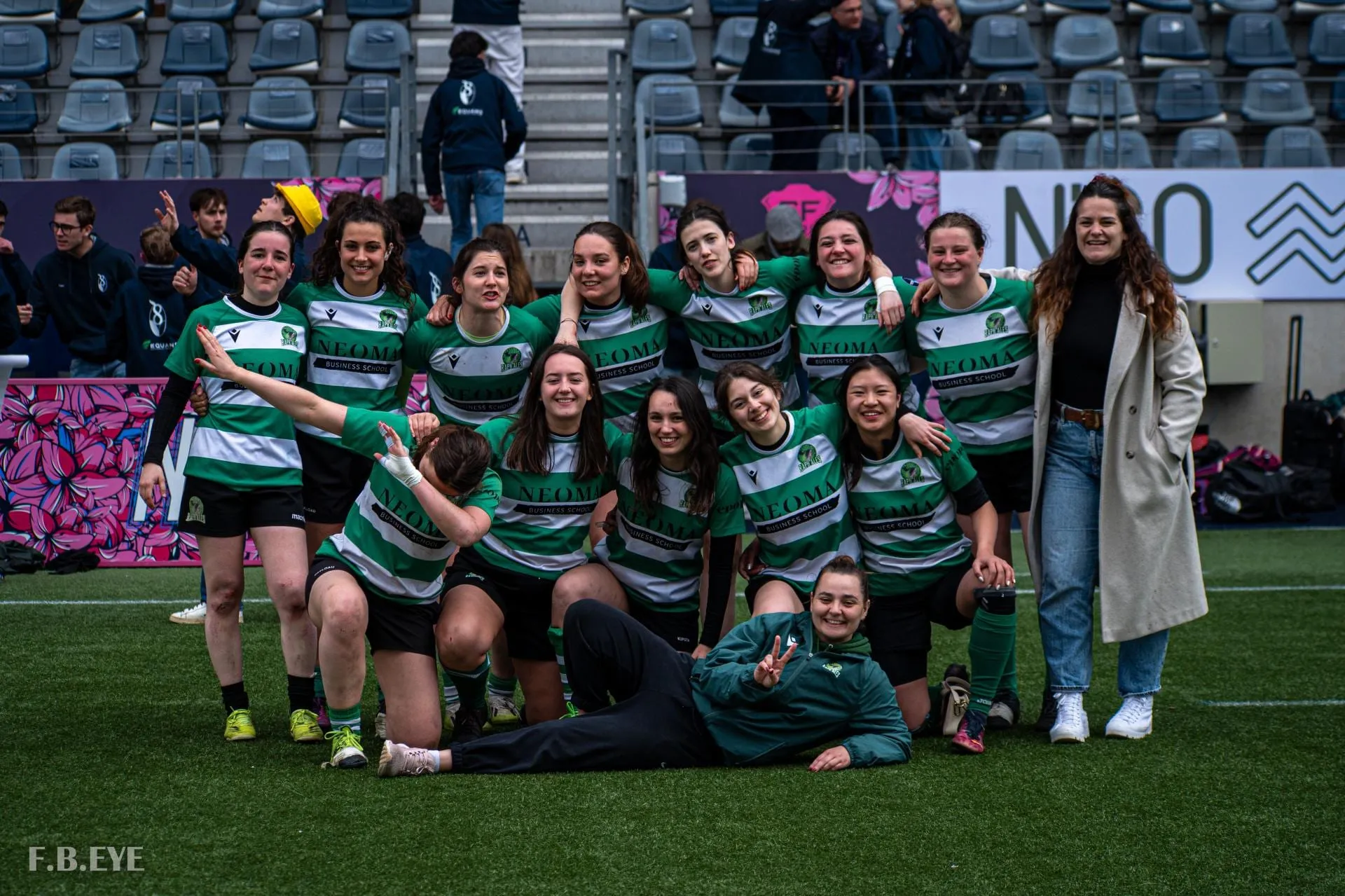 Équipe féminine réunie en tribune