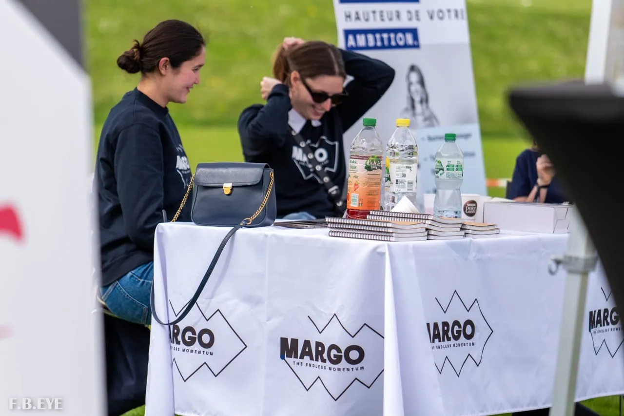 Étudiants échangeant avec une recruteuse sur un stand du Village Entreprise