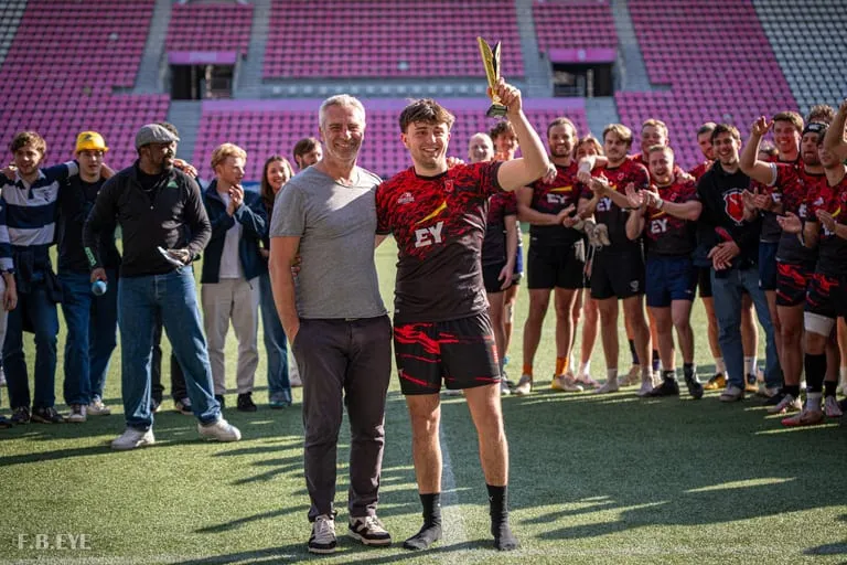 Une équipe célèbre sa victoire avec le trophée